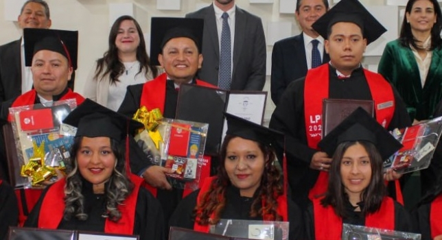 LA UNIVERSIDAD DE CAROLINA REALIZA SU GRADUACIÓN EN LA UVT